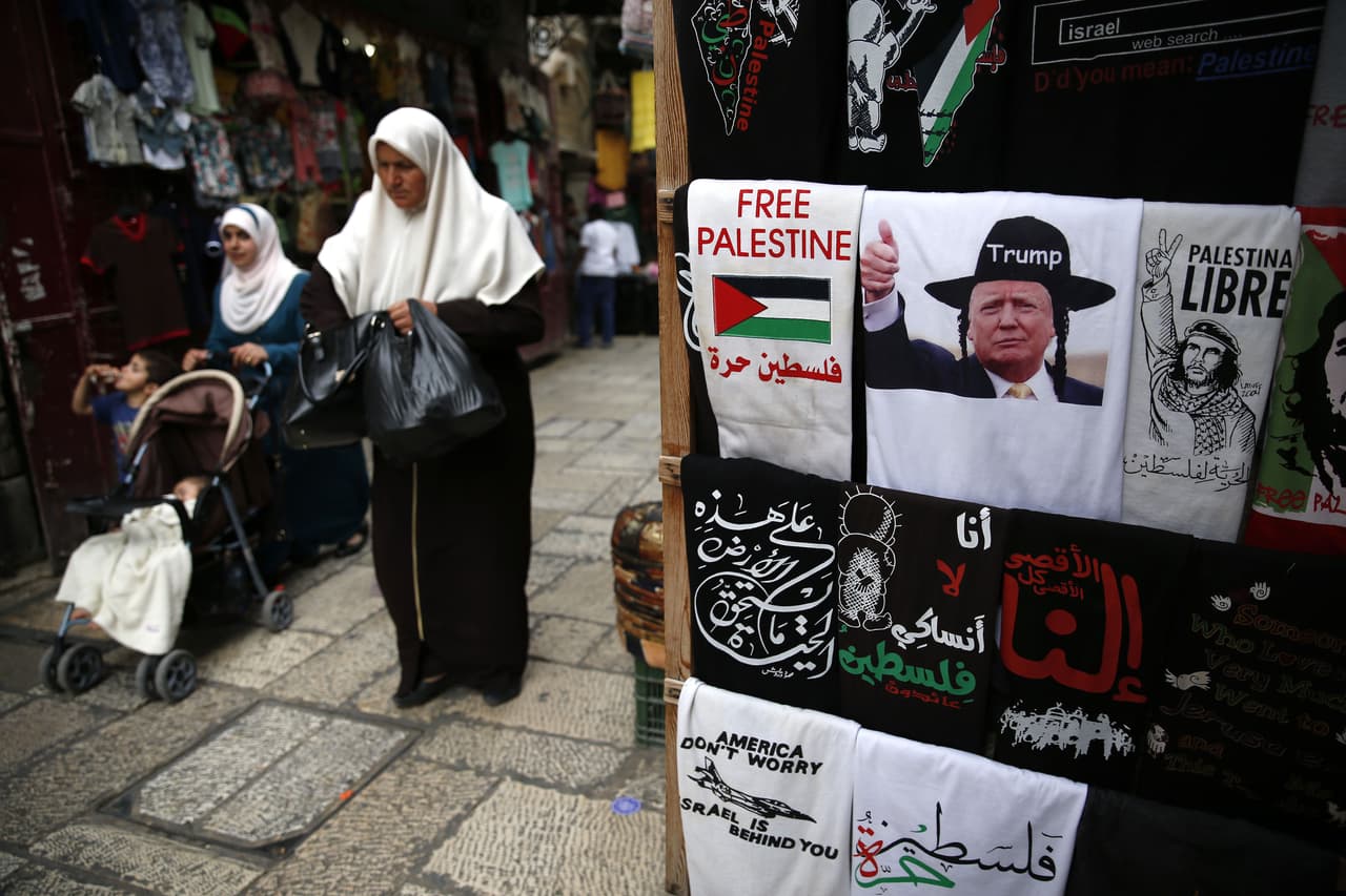 EL 22 de mayo Trump arribará a Jerusalén. Allí se reunirá con el presidente israelí Reuven Rivlin, depositará una corona en el Centro Mundial en Recuerdo del Holocausto y ofrecerá un discurso en el museo de Israel. Una camiseta con una imagen de Donald Trump como juidio ortodoxo a la venta en una tienda en una zona árabe de Jerusalén el 18 de mayo de 2017.