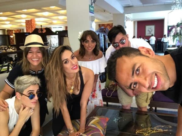 Detrás de cámaras, el elenco de HOY aprovecha para compartir tiempo juntos.