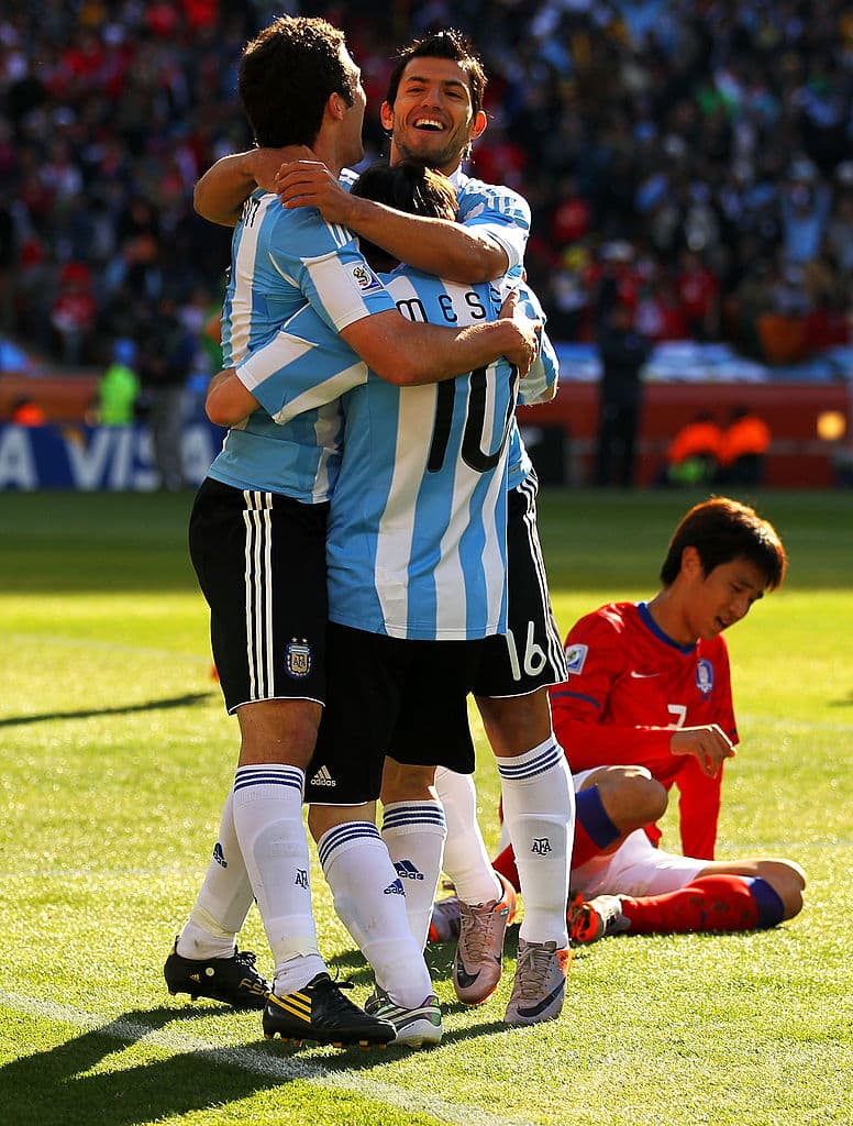 Gonzalo Higuaín y Sergio Agüero actuaron en la película española Torrente 4 junto a otros futbolistas que pasaron por España.