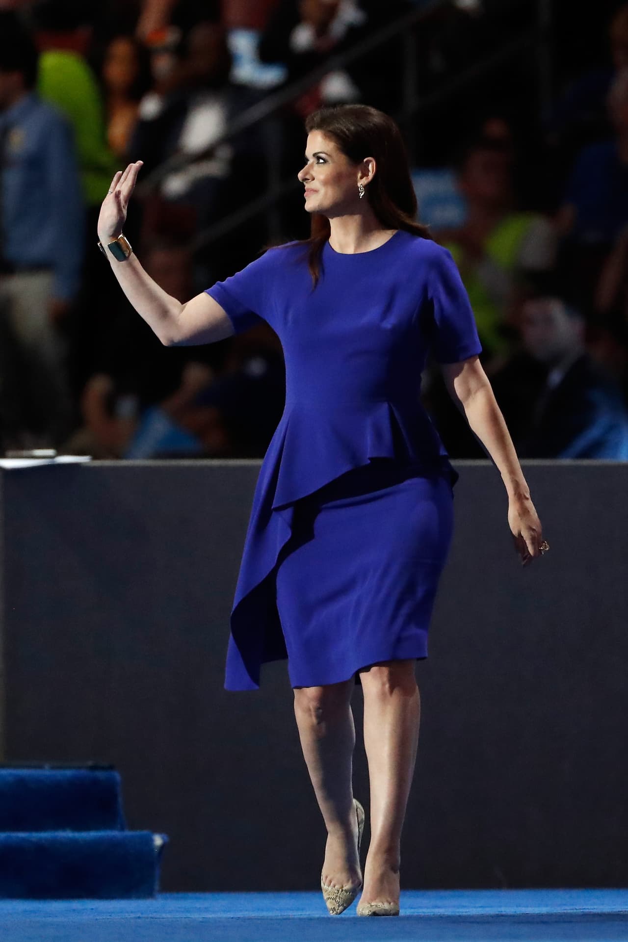 La actriz Debra Messing, invocando los mismos aires estilísticos que Michelle Obama, eligió un vestido azul de un tono que ya se puede bautizar como "demócrata" con un peplum asimétrico que se descolgaba de su cintura. Su intervención corta dejó un claro mensaje: "Somos un solo pueblo, y no hay nada que no podamos conseguir si elegimos los líderes adecuados y trabajamos juntos".