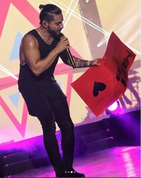 Pero hay que reconocer que él sabe ganarse el cariño del público. Por ejemplo, en sus shows siempre sube a alguna fan al escenario con la que en ocasiones ha sido tan cariñoso que termina besándolas. No faltan las que aseguran que hasta han pasado la noche con el intérprete de 'Cuatro Babys'.