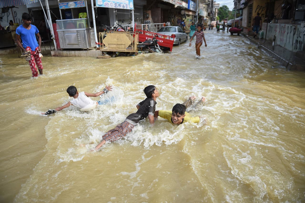 Unos niños nadan en una calle de Karachi, Pakistan. En total, más de 24 millones de personas se han visto damnificadas por el peor desastre de este tipo que la región ha visto en décadas.