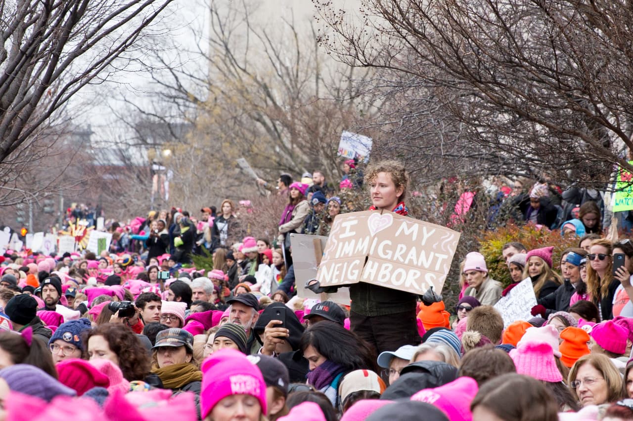"Amo a mis vecinos inmigrantes", se lee en esta pancarta.