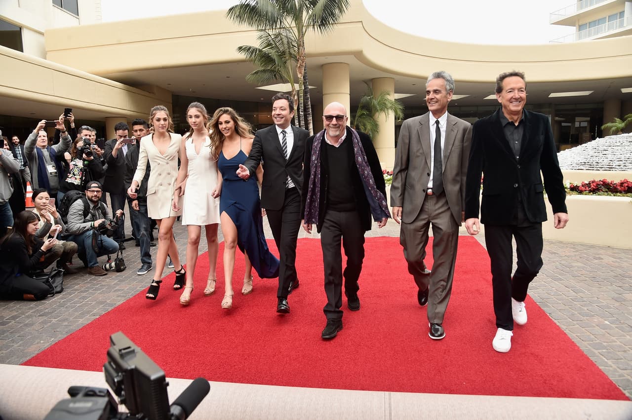 Expuesta frente al hotel Beverly Hilton quedó la alfombra roja por el cual desfilarán los nominados a los Globos de Oro a lo mejor del cine, la televisión y otros servicios de emisión de contenidos digitales.