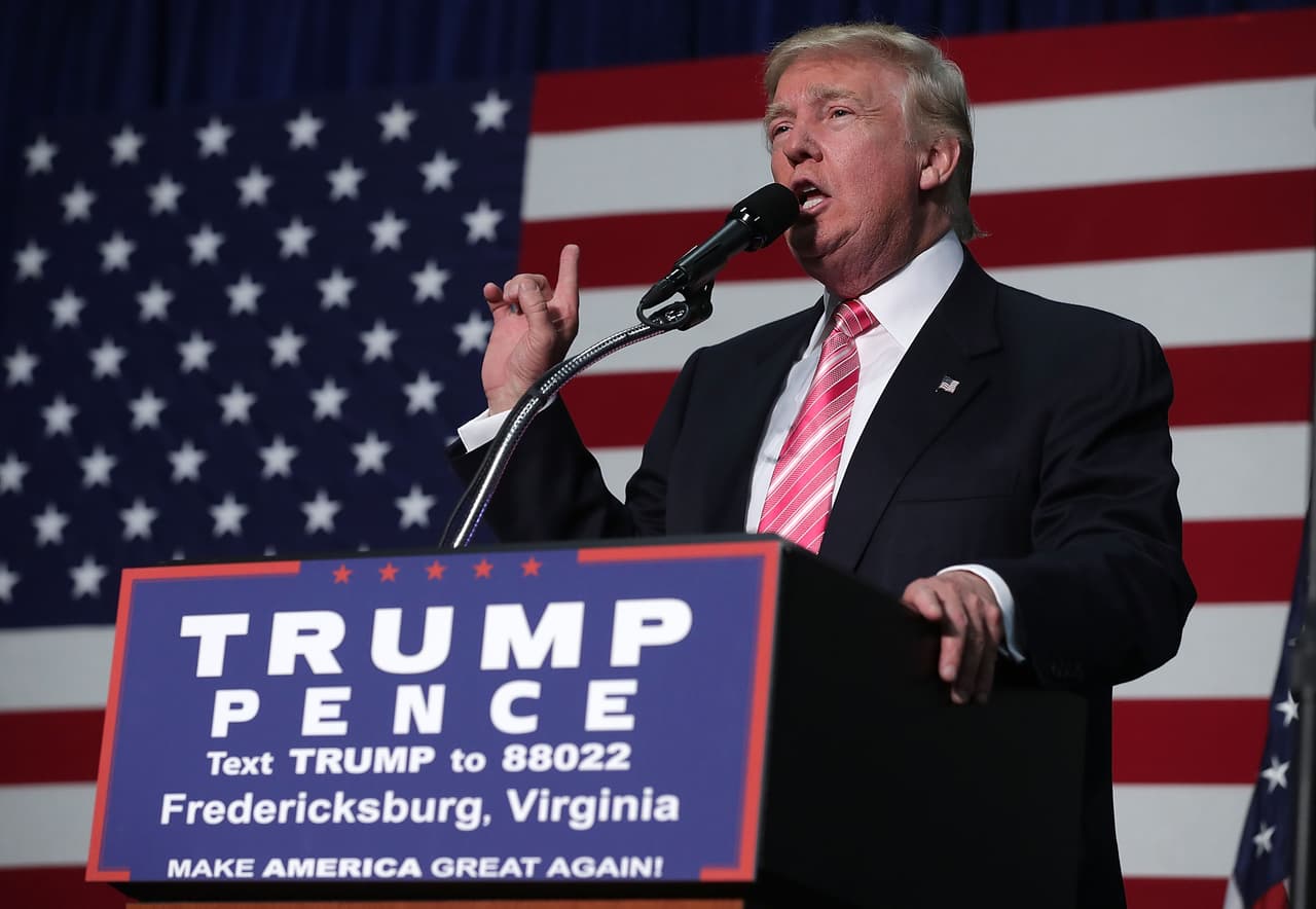 En una reunión con líderes hispanos, Trump reconoció que no es “posible ni humano” deportar a todos los indocumentados.
<br>