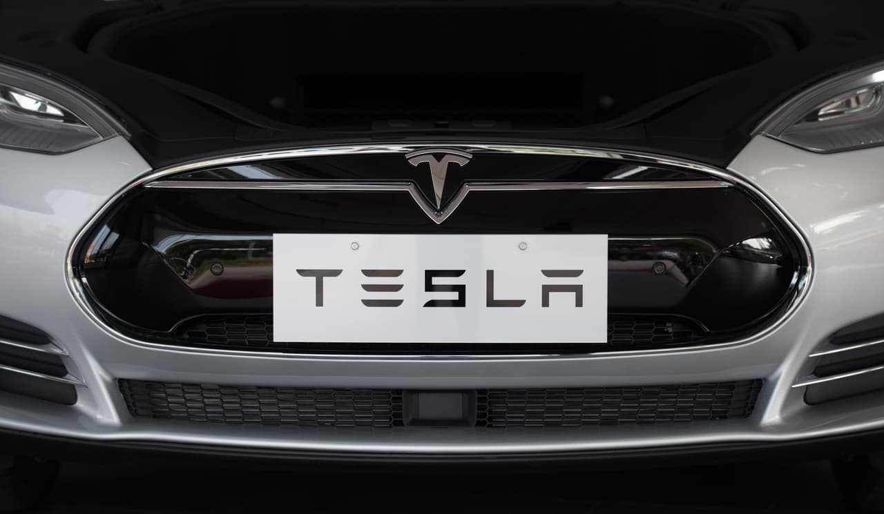 El Tesla Modelo S utiliza el cuestionado sistema Autopilot