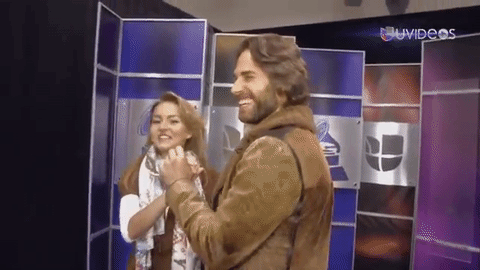 18. Seguramente su novia estará muy orgullosa de ver cumplir una meta más a Sebastian Rulli y le echará muchas porras en este debut.