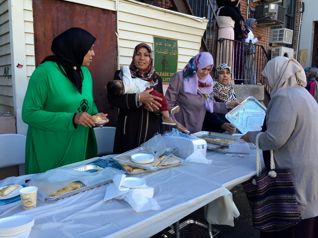 Las familias comparten alimentos tradicionales.