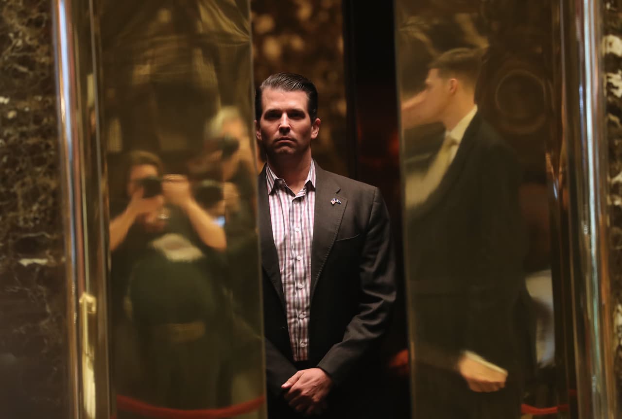 Identifican a la octava persona presente en la reunión donde Trump Jr. buscaba información para perjudicar a Clinton