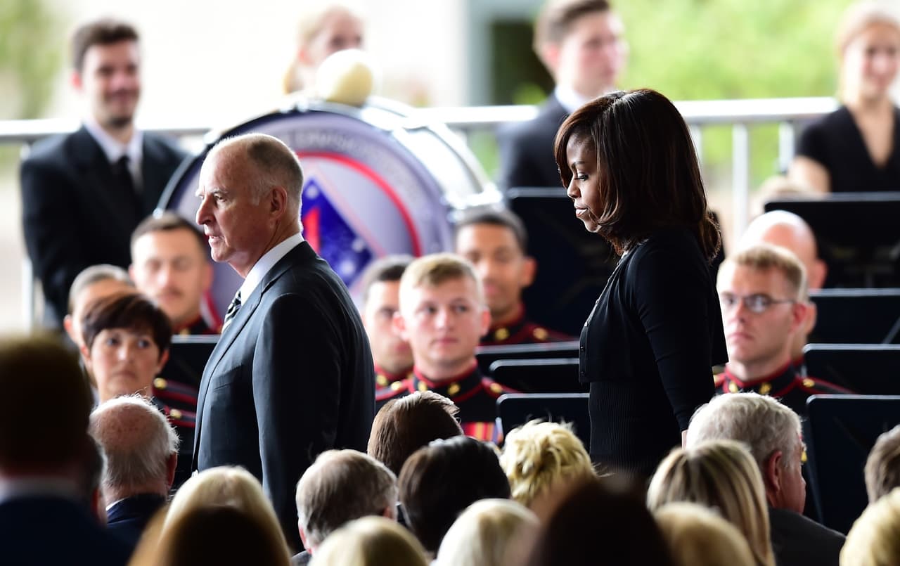 El gobernador de California Jerry Brown y la primera dama Michelle Obama.