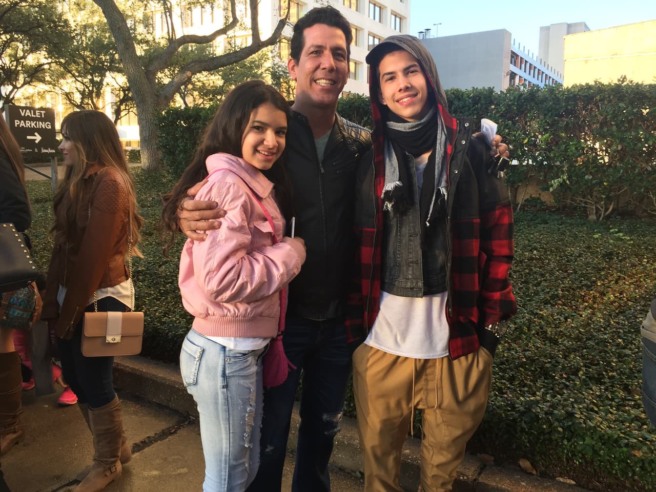 Cantando y con toda la energía se hicieron sentir los jóvenes texanos que madrugaron en busca de la oportunidad de sus vidas. Cada uno tuvo la misión de convencernos con su talento, personalidad y estilo único, muchos audicionaron pero sólo los mejores subirán al escenario.