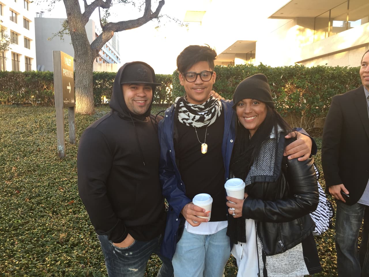 Cantando y con toda la energía se hicieron sentir los jóvenes texanos que madrugaron en busca de la oportunidad de sus vidas. Cada uno tuvo la misión de convencernos con su talento, personalidad y estilo único, muchos audicionaron pero sólo los mejores subirán al escenario.