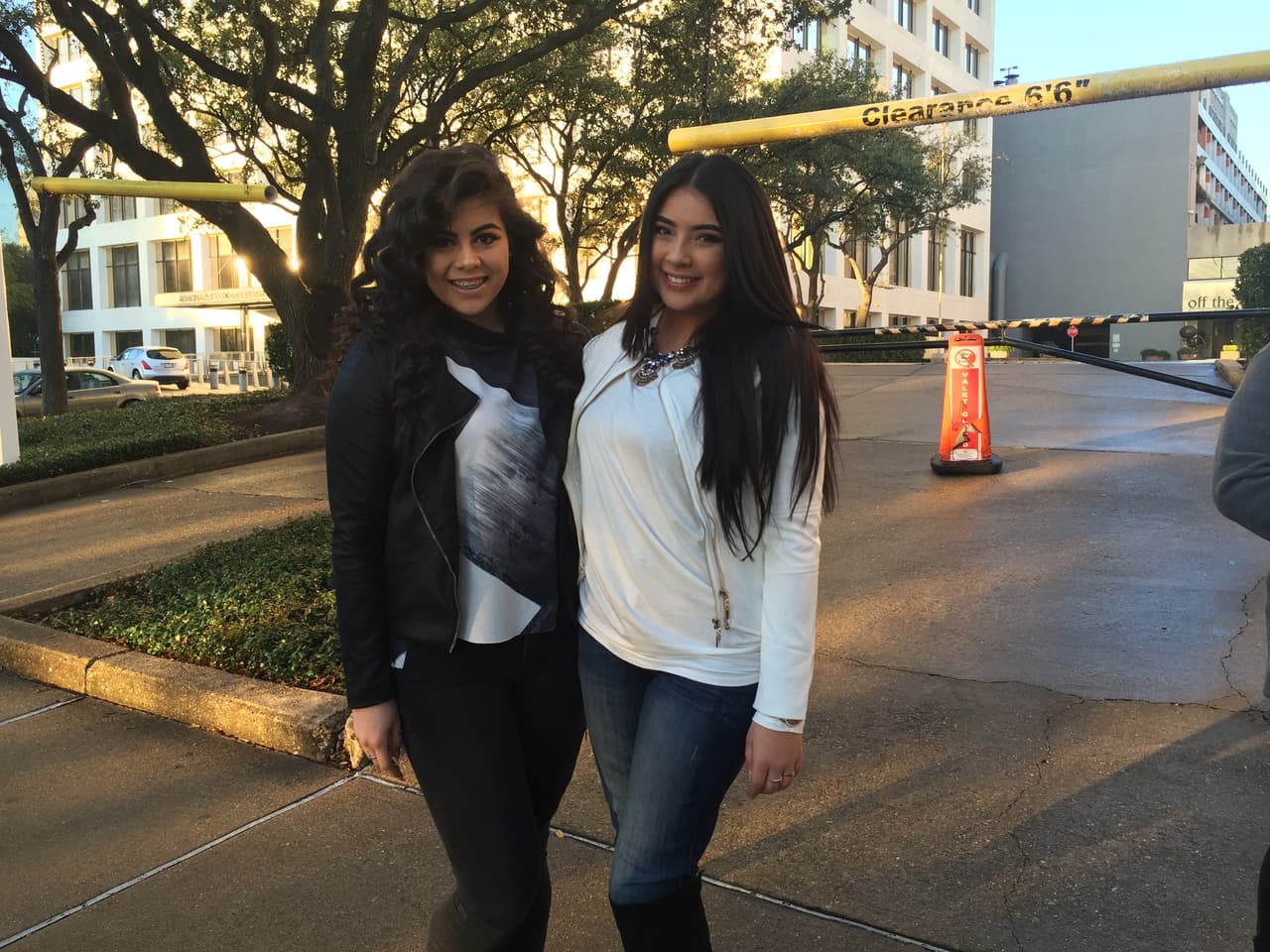 Cantando y con toda la energía se hicieron sentir los jóvenes texanos que madrugaron en busca de la oportunidad de sus vidas. Cada uno tuvo la misión de convencernos con su talento, personalidad y estilo único, muchos audicionaron pero sólo los mejores subirán al escenario.