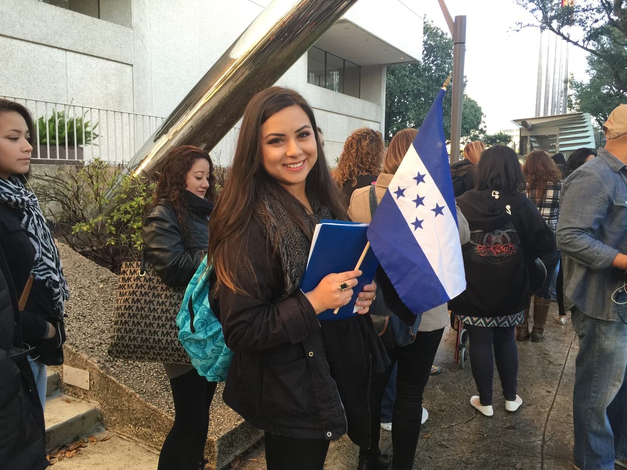 Cantando y con toda la energía se hicieron sentir los jóvenes texanos que madrugaron en busca de la oportunidad de sus vidas. Cada uno tuvo la misión de convencernos con su talento, personalidad y estilo único, muchos audicionaron pero sólo los mejores subirán al escenario.