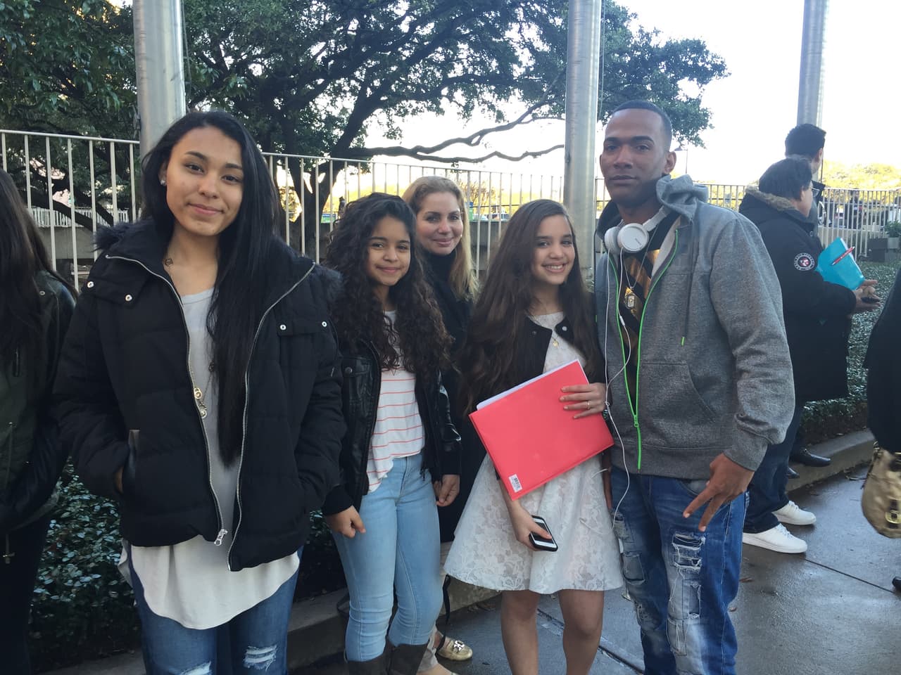 Cantando y con toda la energía se hicieron sentir los jóvenes texanos que madrugaron en busca de la oportunidad de sus vidas. Cada uno tuvo la misión de convencernos con su talento, personalidad y estilo único, muchos audicionaron pero sólo los mejores subirán al escenario.