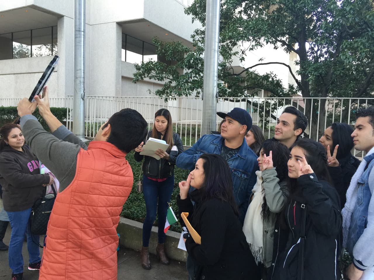 Cantando y con toda la energía se hicieron sentir los jóvenes texanos que madrugaron en busca de la oportunidad de sus vidas. Cada uno tuvo la misión de convencernos con su talento, personalidad y estilo único, muchos audicionaron pero sólo los mejores subirán al escenario.