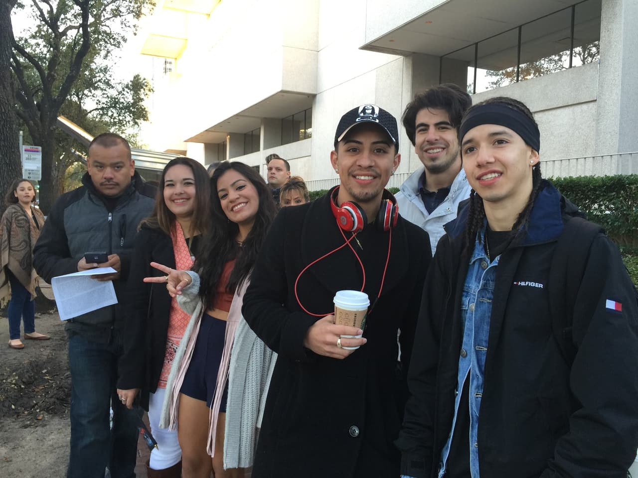 Cantando y con toda la energía se hicieron sentir los jóvenes texanos que madrugaron en busca de la oportunidad de sus vidas. Cada uno tuvo la misión de convencernos con su talento, personalidad y estilo único, muchos audicionaron pero sólo los mejores subirán al escenario.