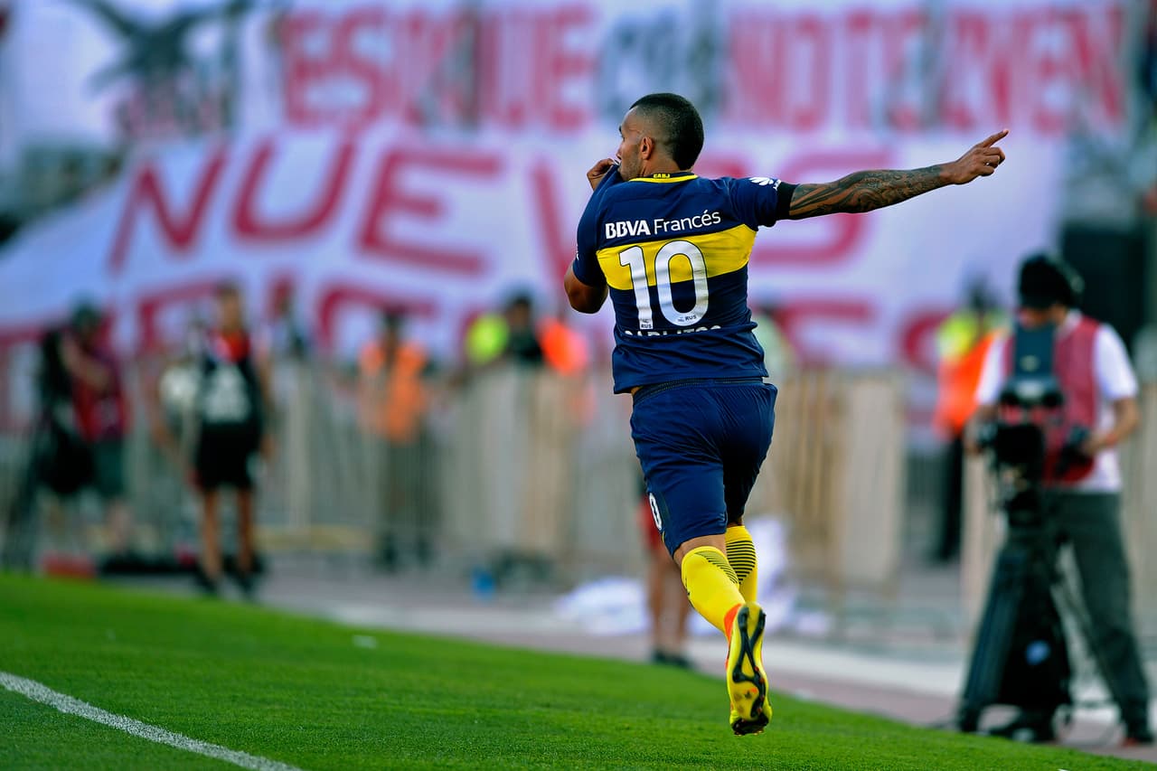 Con el diez en la espalda, Tévez se vistió de Diego.