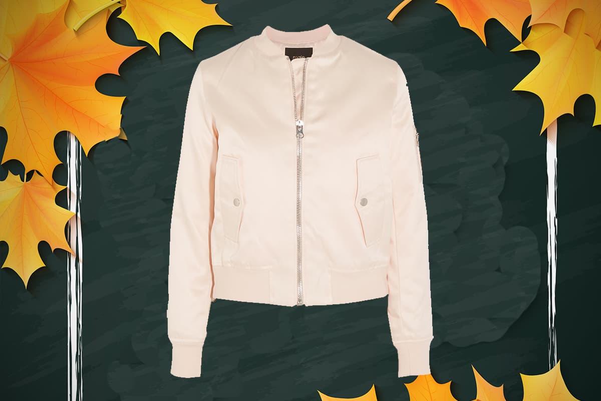 1. Es momento de regresar a la escuela, y por lo mismo, el pretexto perfecto para darle una renovación al armario. Buscamos las piezas más versátiles que podrás usar múltiples veces de distintas maneras como esta chamarra rosa de cremallera dorada tipo bomber.