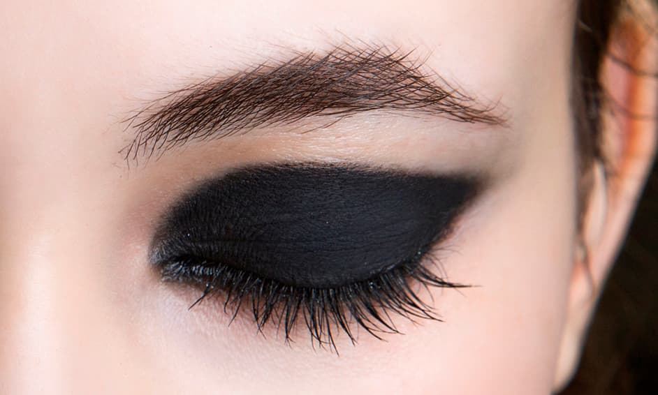 Satura de color negro tus párpados e intenta un acabado limpio como el que aquí te presentamos. Debes de hacer el trazo con ayuda de un lápiz delineador negro y rellenar. No olvides aplicar mínimo dos capas de máscara de pestañas.
<br>