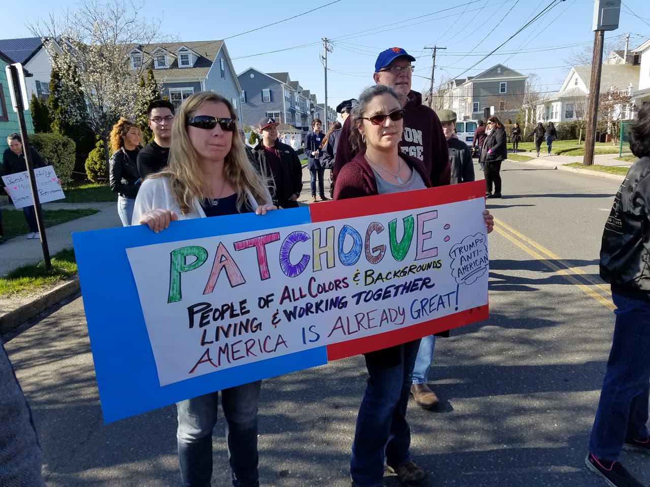 Protesta contra Trump en Patchogue por visitar el lugar de crimen racista