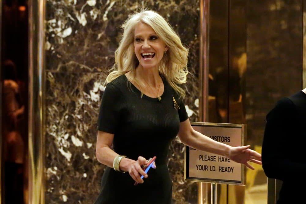 Kellyanne Conway, jefa de la campaña del presidente electo Donald Trump, sale de la Trump Tower, en ueva Tork, el 12 de noviembre del 2016.