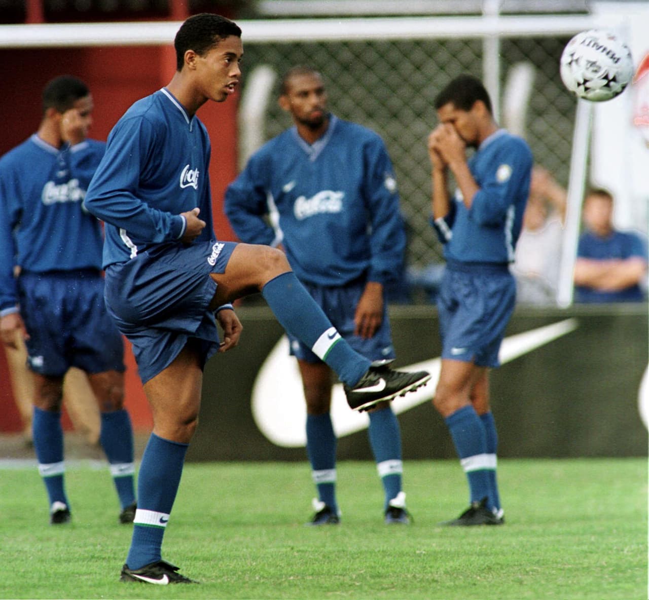 Ronaldinho firmó en febrero de 1997 su primer contrato como profesional con Gremio de Portoalegre, impresionado con el estilo y calidad del joven de aún 16 años, el 21 de marzo cumpliría sus 17 años. Ganó torneos regionales con el club y en noviembre disputó varios partidos con el primer equipo con el técnico Celso Roth.