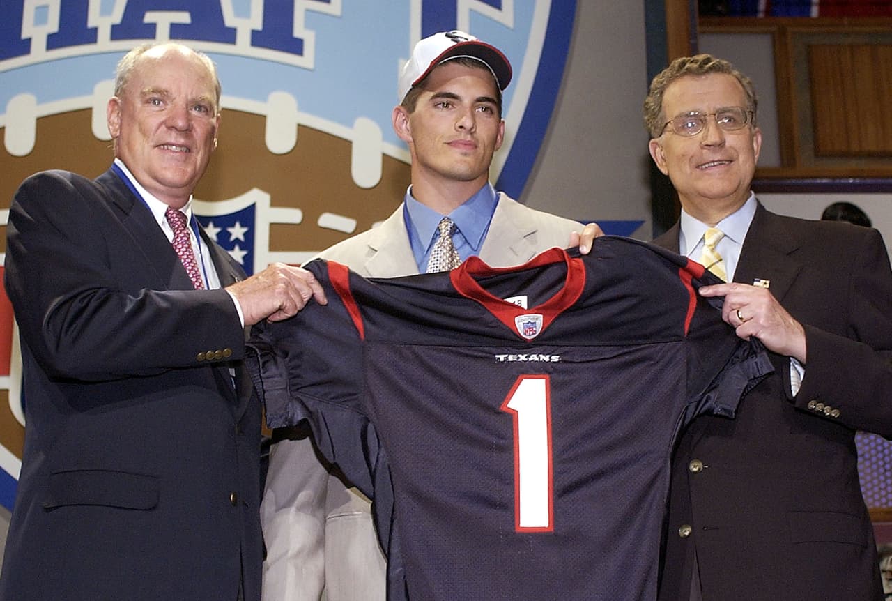 2002 — DAVID CARR
<b>Houston Texans</b> | QB Fresno State
<br>El propietario de los Houston Texans, Bob McNair (izquierda) y el Comisionado de la NFL Paul Tagliabue posan con el mariscal de campo David Carr, de Fresno State, la selección número 1 de los Texans en el Draft 2002 de la NFL el sábado 20 de abril de 2002 en Nueva York . (AP Foto / Ed Betz)