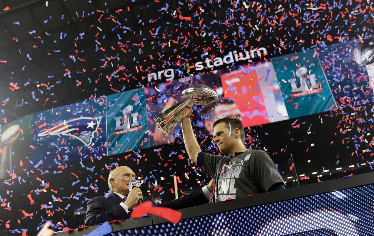 El legendario quarterback tuvo una actuación para la historia y se echó a hombros a los Patriots para vencer 34-28 a Atlanta en tiempo extra para obtener el quinto trofeo Vince Lombardi para el equipo de Nueva Inglaterra.