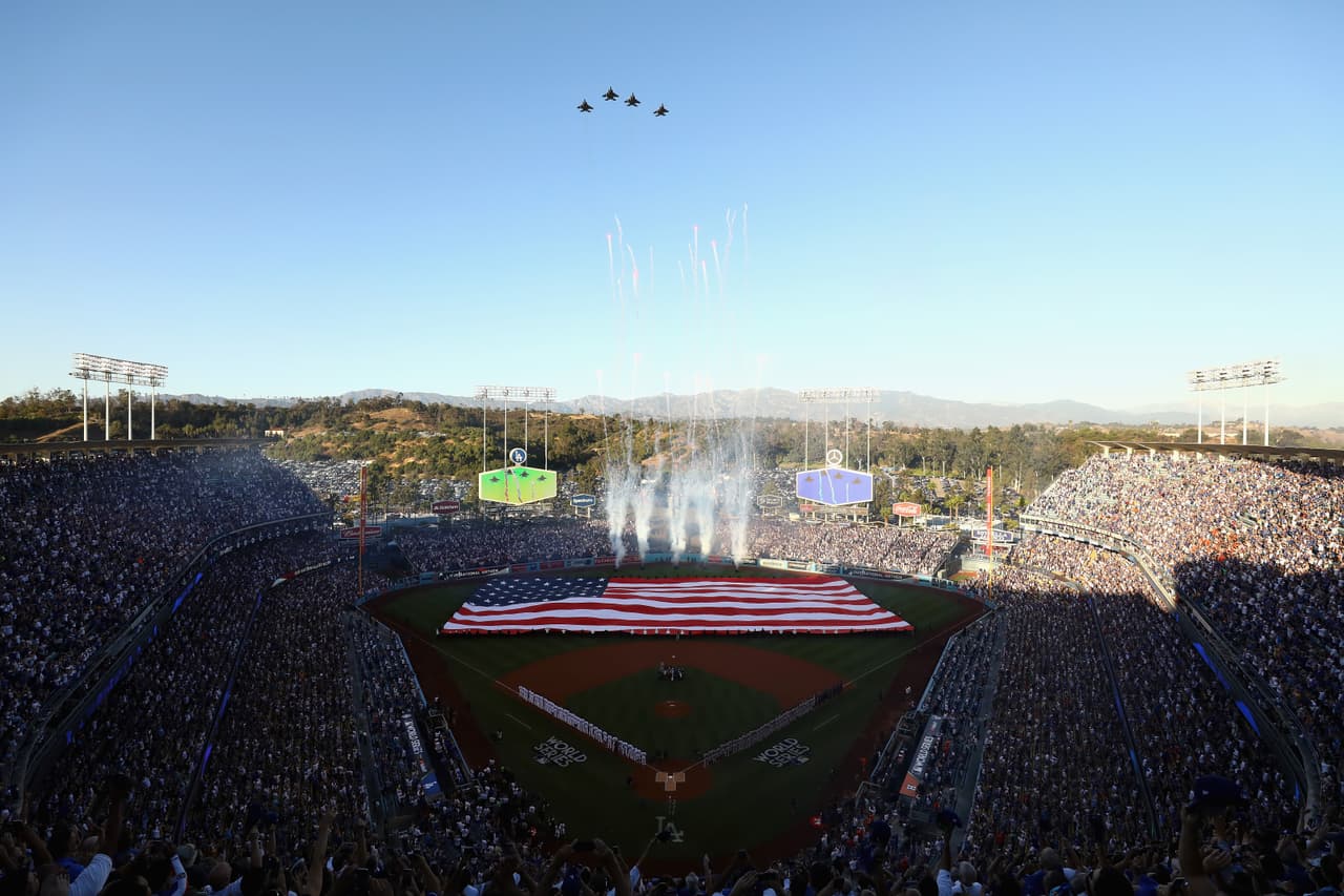 El espectáculo en la entrada de la principal definición de las Grandes Ligas estuvo a la altura del orgullo estadounidense.