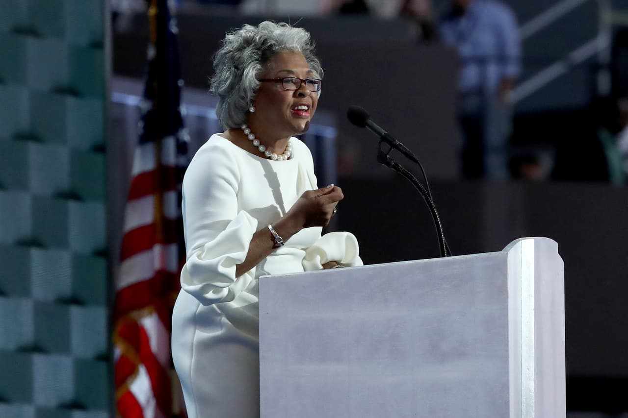 Pero más allá del elegante traje de Hillary, sería otro vestido blanco el que de verdad se robaría la prensa. La congresista de Ohio, Joyce Beatty, osó llevar el mismo vestido de la marca Roksanda que usó Melania Trump en la infortunada noche cuando su discurso no fue más que la réplica del de Michelle Obama.