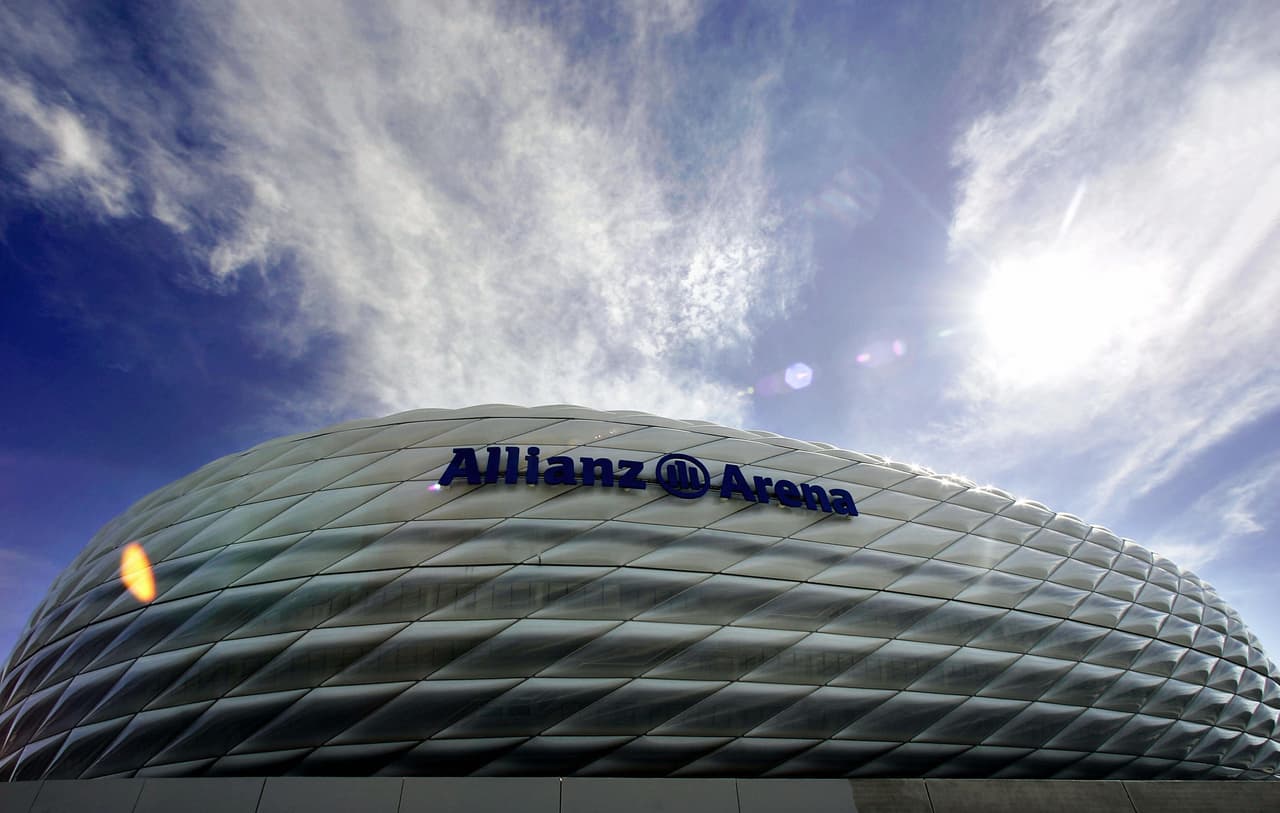 El Allianz Arena, casa de la selección de Alemani y del Bayern Munich, tiene uno de los diseños más bonitos del mundo y tiene las adecuaciones tecnológicas necesarias para la práctica del deporte y para en las noches hacerlo aún más vistoso. Tiene capacidad para 71 mil personas.