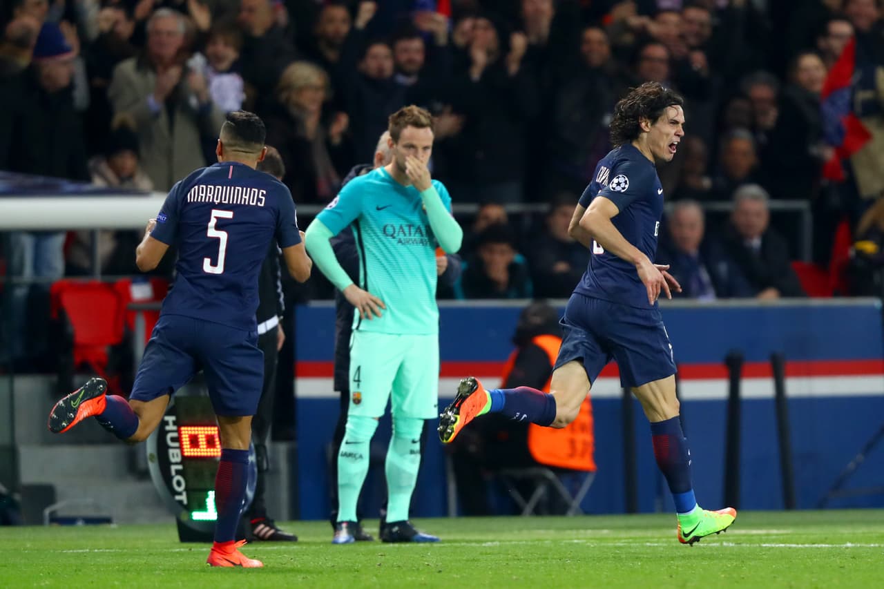 Cavani fue uno de los jugadores destacados en la cancha, al abrirle espacios a sus compañeros y además sumar en la cuenta. La defensa catalana no pudo detener al PSG.