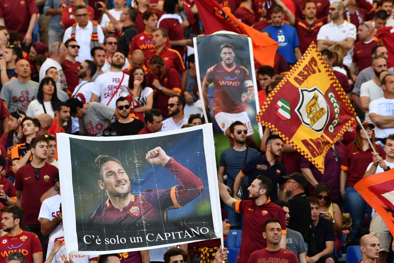 Los fanáticos de Roma le dieron una cálida despedida a Francesco Totti, el eterno capitán, en su despedida del fútbol profesional. Todos vistieron el '10', llevaron pancartas y posaron con una estatua y aclamaron al jugador, que fue suplente contra Genoa pero entró en el triunfo 3-2, en su último juego tras 24 años con el equipo.