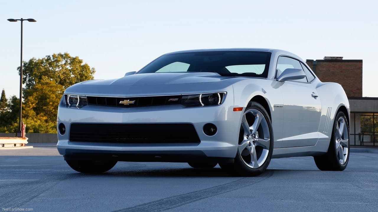 <b>Auto deportivo mediano: Chevrolet Camaro 2014</b>
<br>En la guerra entre los coupes deportivos de 4 asientos el Camaro se puede adjudicar el premio como el más confiable. El Camaro obtuvo 5 estrellas en todas las categorías menos en la de ‘funciones y accesorios’ en la que obtuvo solo 3. Los finalistas fueron el Ford Mustang y el Dodge Challenger.
<br>