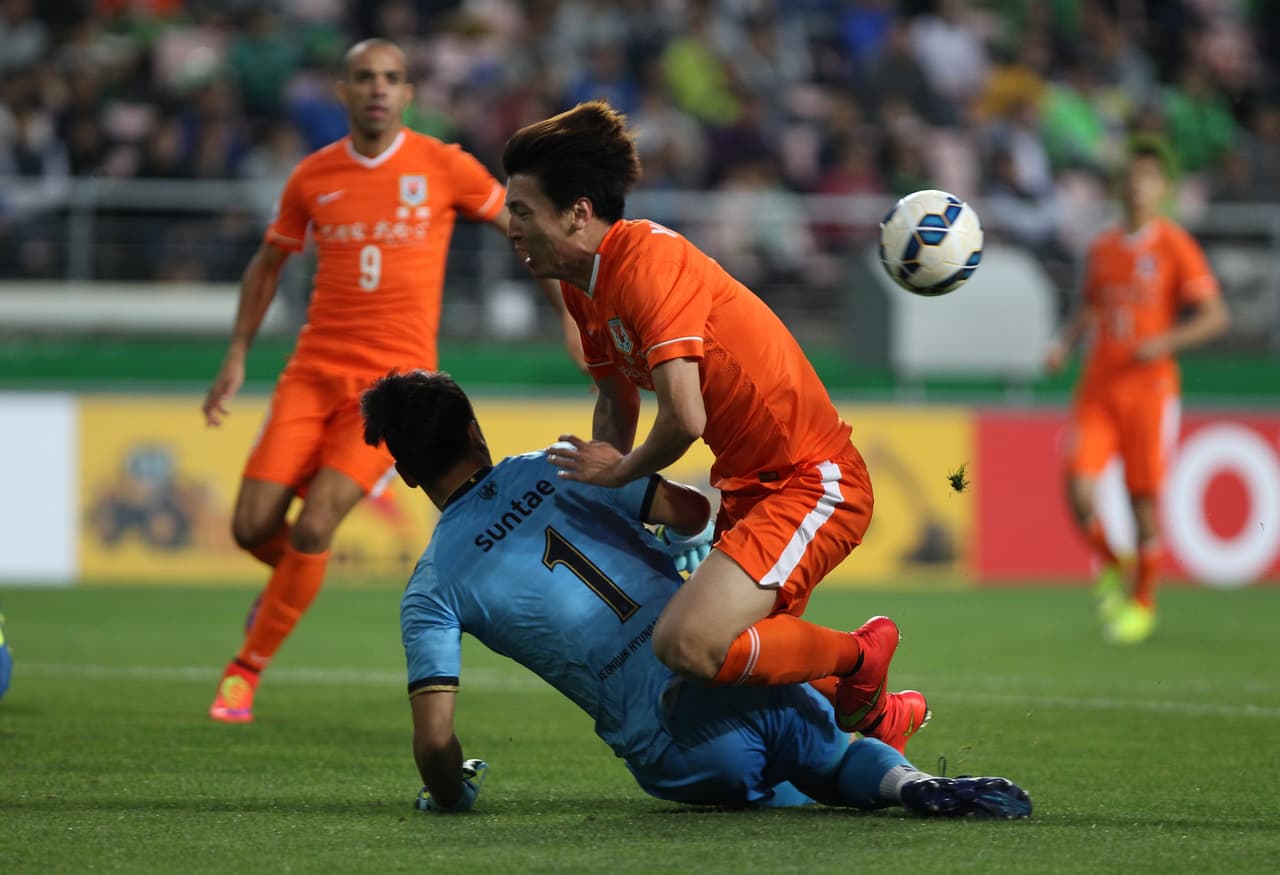 En el mano a mano es un arquero fuerte y confiado, apoyado en más de 255 actuaciones en toda la historia con el Jeonbuk, a pesar de solo tener tres partidos con la slecciónde Corea del Sur.