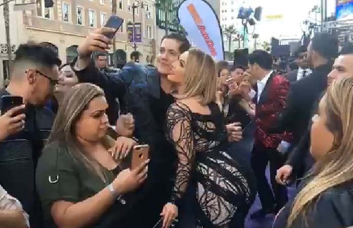 La joven cantante rompió con los esquemas y se fue a las gradas, donde estaba el público para tomarse fotos con ellos.