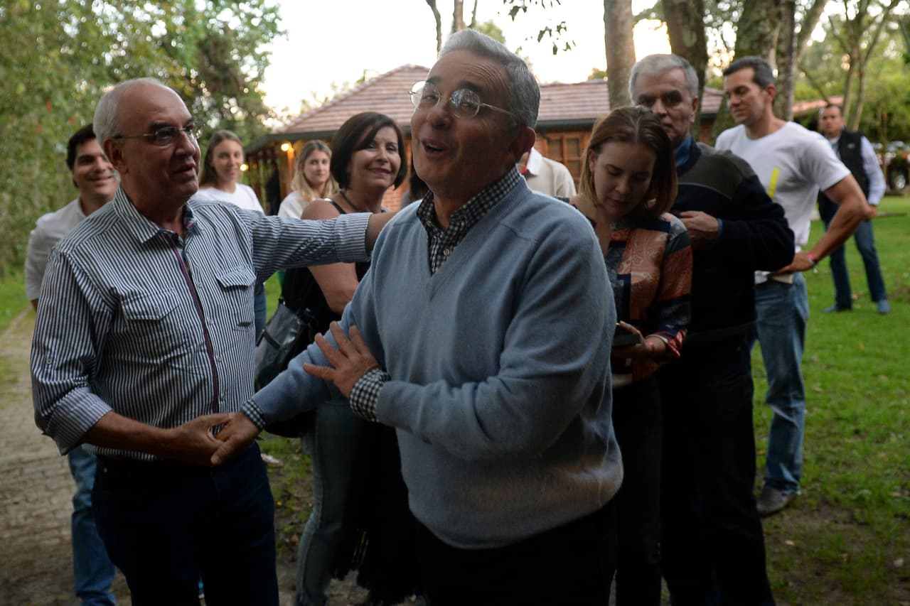 El expresidente de Colombia Álvaro Uribe celebra la victoria del 'no'. Uribe fue uno de los grandes promotores del rechazo al pacto con las FARC. En una entrevista con The New York Times el político aseguró que "el diablo" estaba "escondido en las 297 páginas del acuerdo".
<br>
