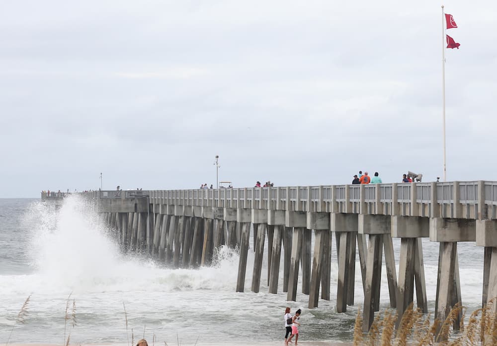 La bandeja roja señala la condición de fuerte oleaje y peligro en la costa de Florida