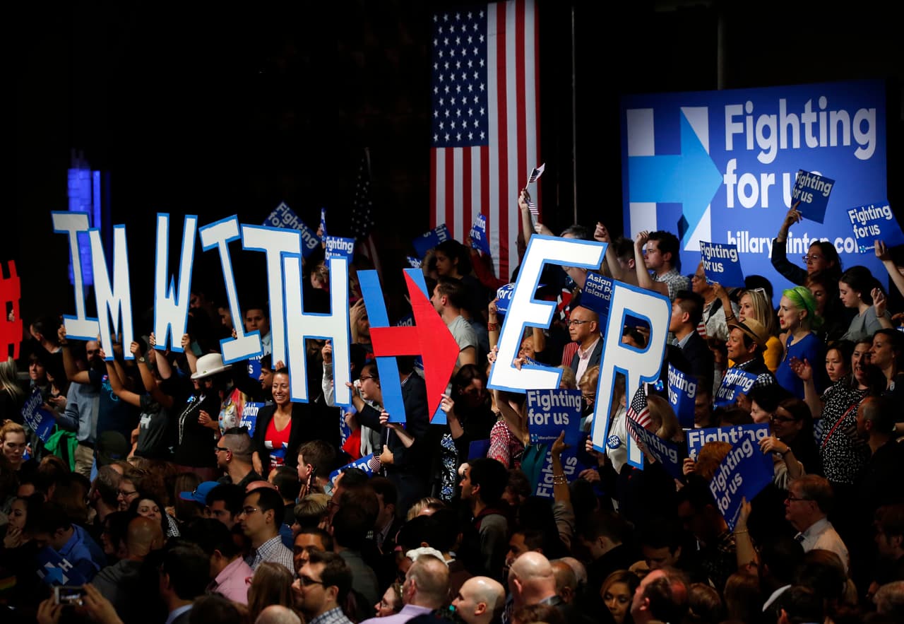 Clinton se mostró revitalizada tras varias derrotas consecutivas. "Empezamos esta campaña no muy lejos de aquí en la Isla Roosevelt y esta noche, casi un año después, la carrera por la nominación demócrata está en la recta final y la victoria a la vista", dijo.