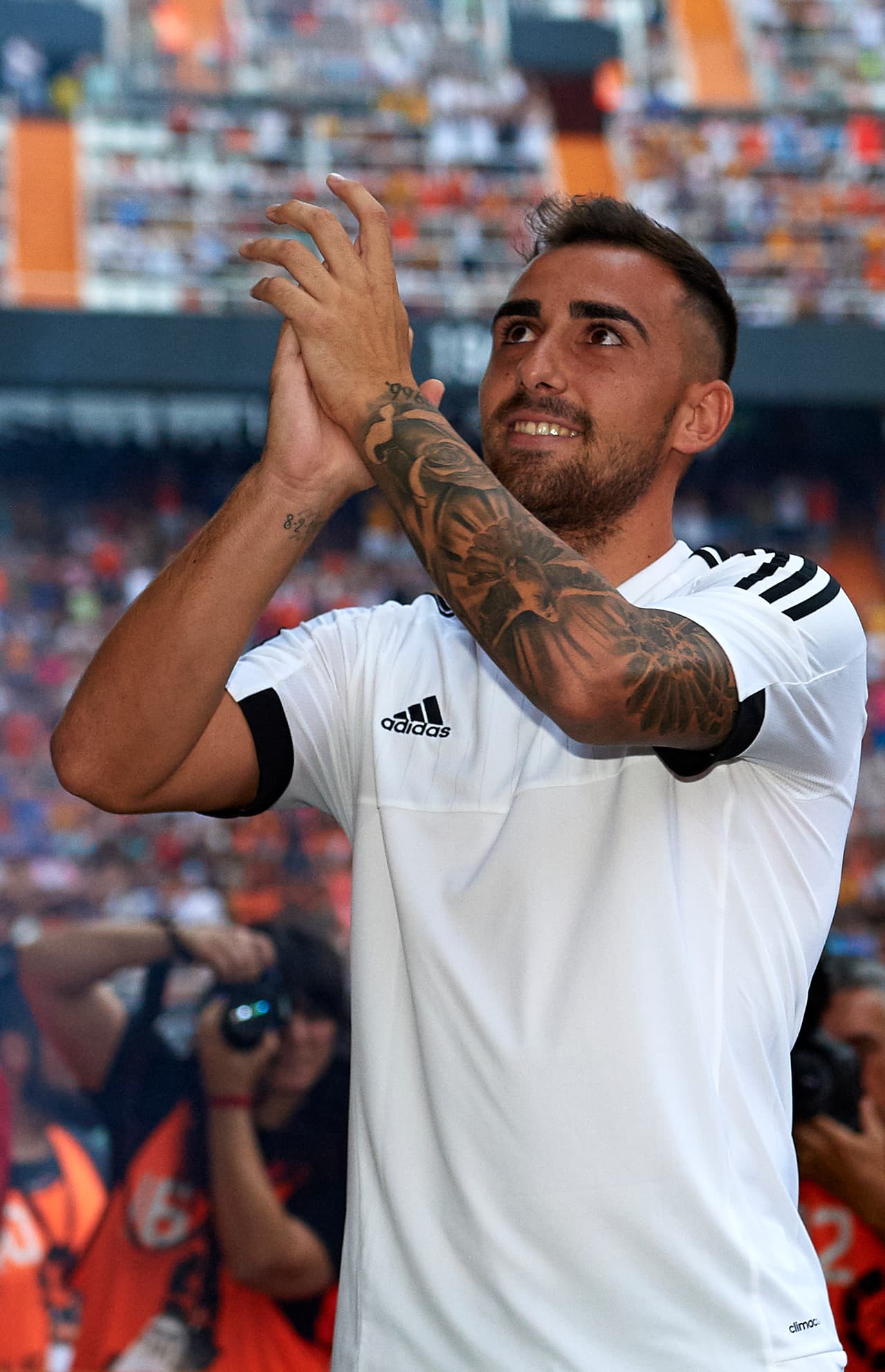 9 Paco Alcácer, Valencia: Es un ariete de buen manejo de pelota y regate en corto que es llamado el 'Rey de Mestalla' debido a su gran comunión con la tribuna che y el talento que muestra pese a su corta edad. Ha pasado por todas las categorías de selecciones menores de España hasta la Mayor donde lo citó Del Bosque. Tiene 28 goles en dos temporadas con el Valencia al que intentará meter a los primeros lugares.