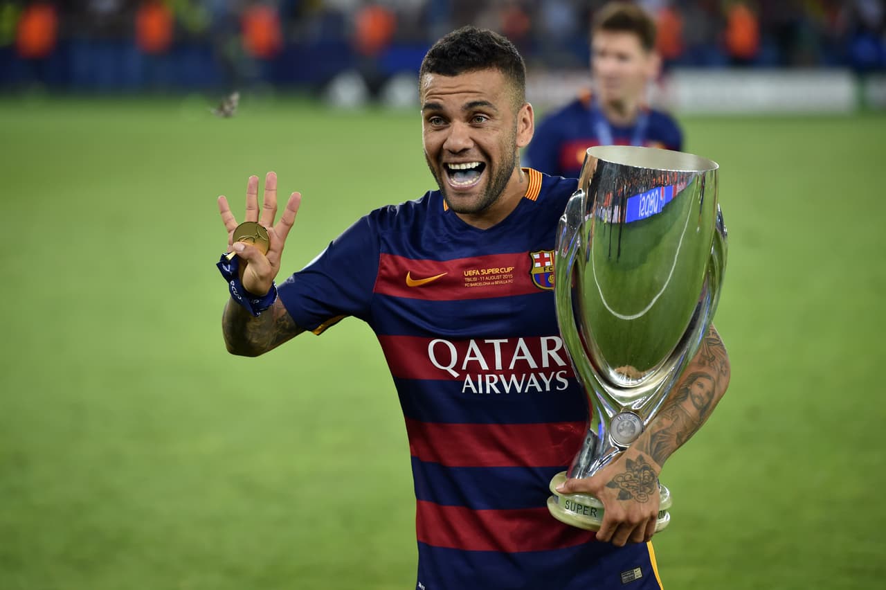 6 Dani Alves, Barcelona: Uno de los mejores laterales derechos del mundo en la última década que lo ha ganado todo con el FC Barcelona pero se decidió a quedarse pues no hay mejor techo para el futbolista brasileño. Aunque la campaña anterior no fue la mejor, a últimos meses a recuperado su estupendo nivel con llegada, desborde y una cobertura milimétrica del terreno.