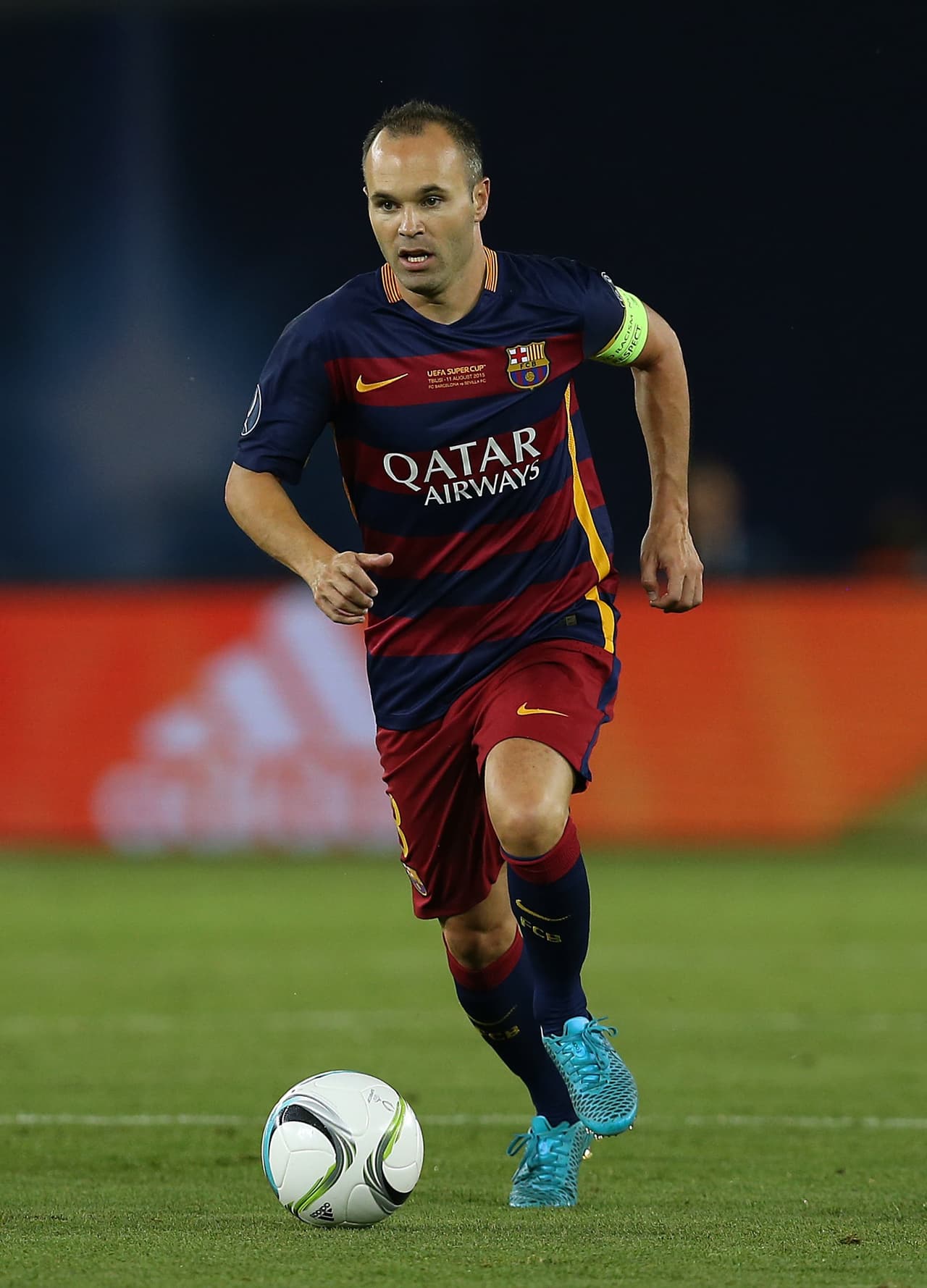 8 Andrés Iniesta, Barcelona: Es un futbolista demasiado inteligente, quizás el más en toda la Liga española. Se adueñó del gafete de capitán desde la temporada pasada y con la marcha de su amigo Xavi, se quedó como el cerebro blaugrana.