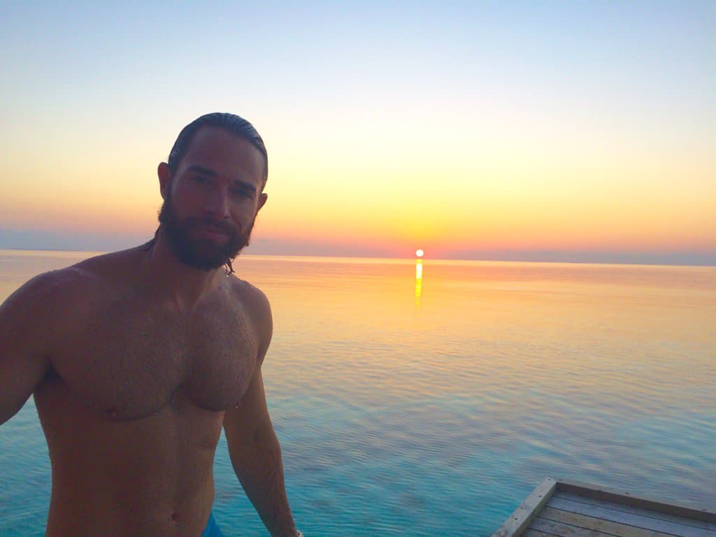 Y es que por supuesto es un príncipe encantador con cualquier look que tenga.