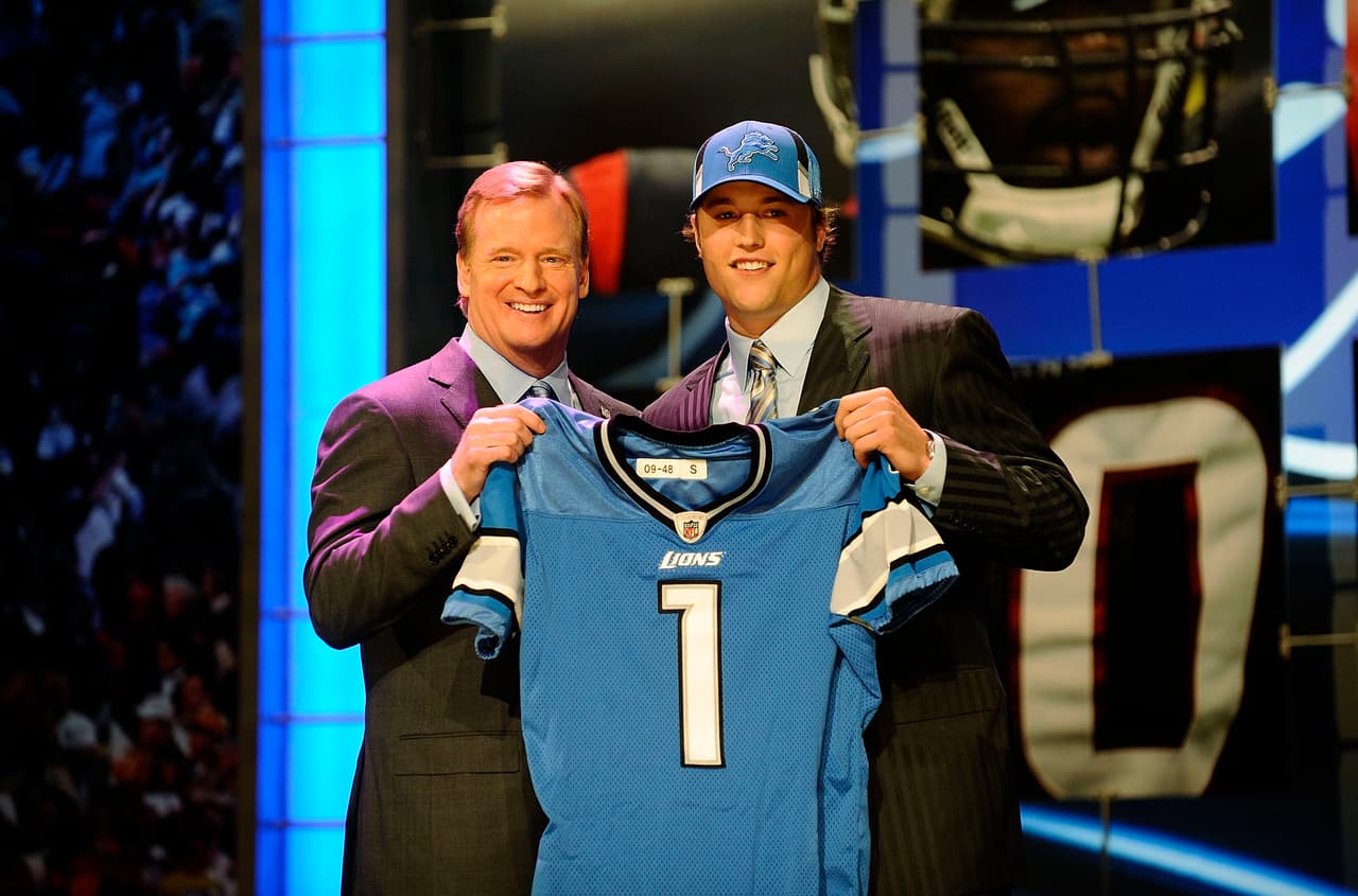 2009 — MATTHEW STAFFORD
<b>Detroit Lions</b> | QB Georgia
<br>El quarterback Matthew Stafford de Georgia, sostiene el jersey de Lions con el comisionado de la NFL, Roger Goodell, después de que los Detroit Lions lo seleccionaron con el pick #1 global en el Draft de la NFL el 25 de abril de 2009 en el Radio City Music Hall de Nueva York. (Foto del AP / Frank Franklin II)