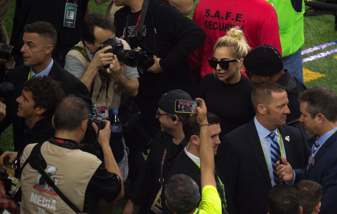Lady Gaga se vio rodeada de hombres a su llegada al campo de juego del Super Bowl, en Houston, Texas.