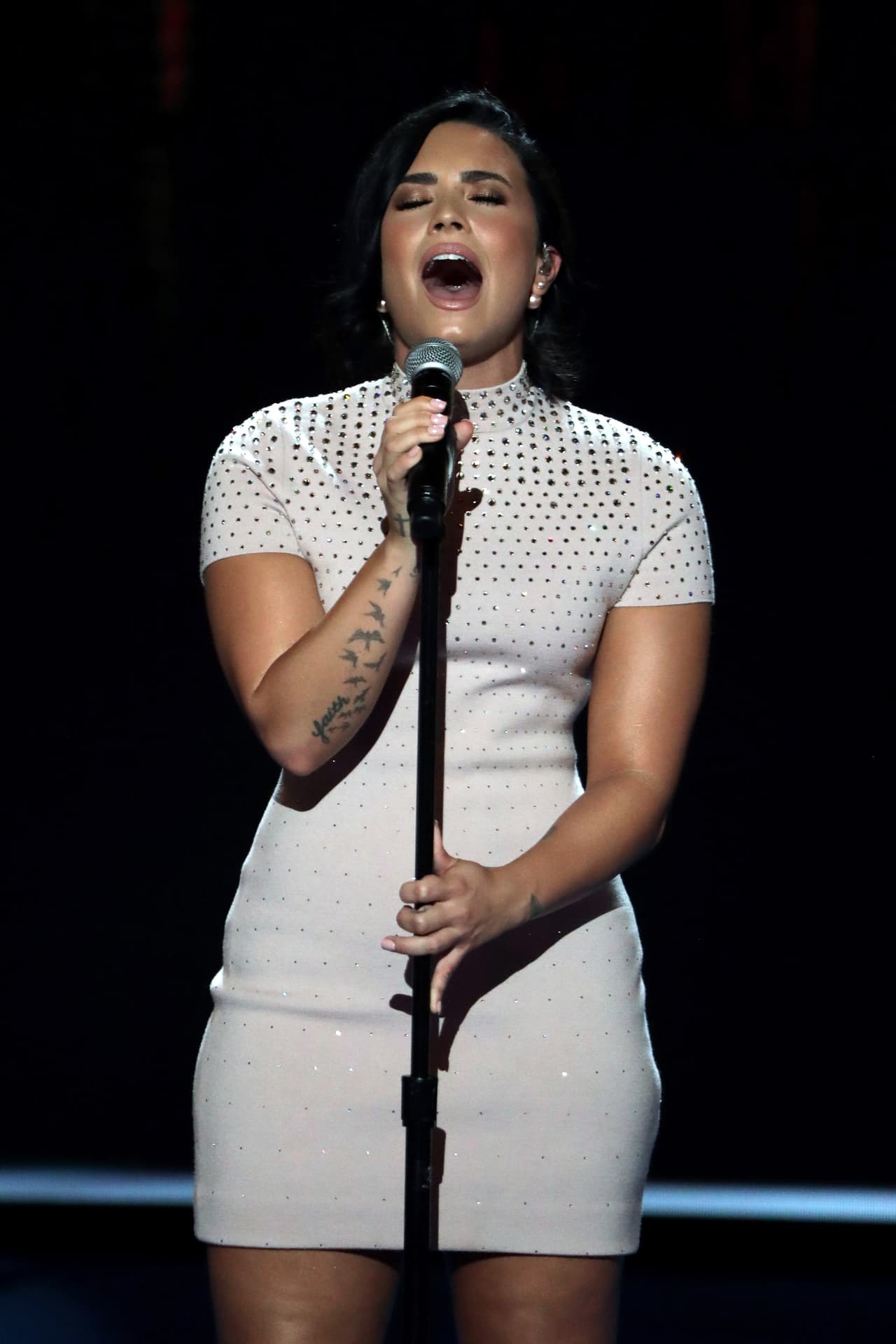 Demi Lovato hizo de su tema ‘Confident’ la manera sacudir el escenario de la Convención Demócrata. Enfundada en un sexy y minúsuculo vestido rosado de apliques y brillantes, la cantante tocó un tema sensible, las enfermedades mentales y dejó en evidencia que las mujeres que le dieron su apoyo a Hilary Clinton fueron elegidas estratégicamente.