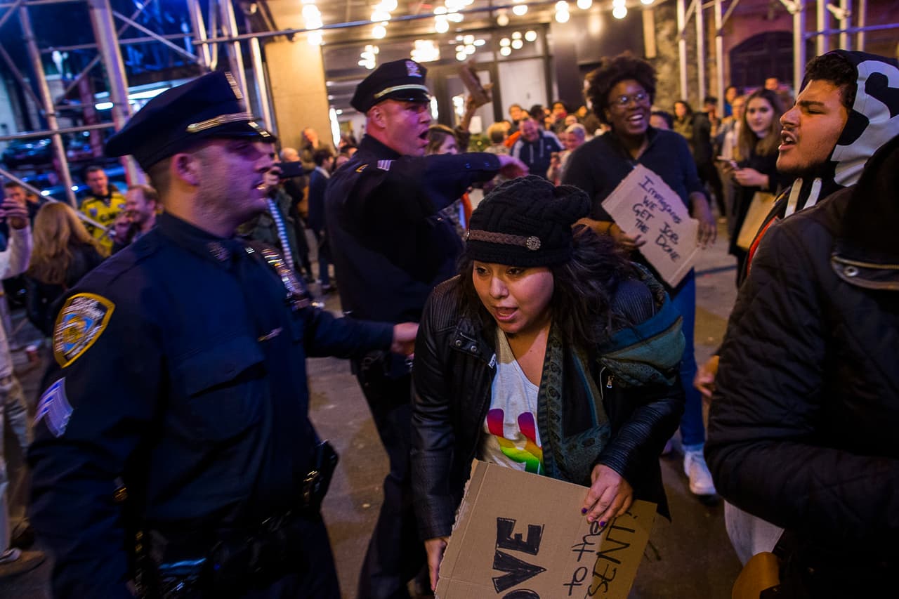 Protestas a Mike Pence a la salida del teatro Richard Rodgers de Nueva York.