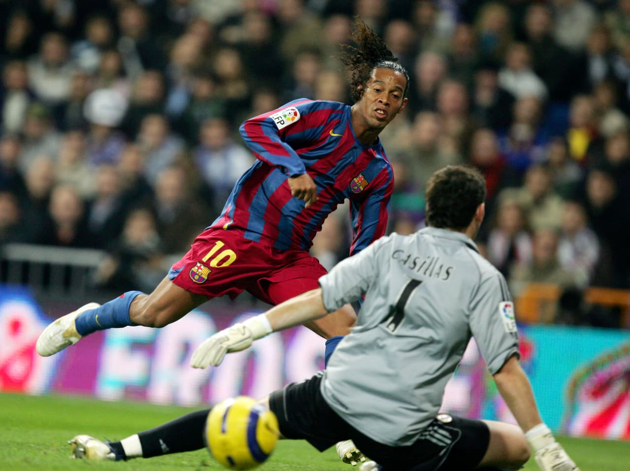 En la temporada 2004-05, Ronaldinho se ganó el respeto del mundo, incluido el de sus grandes rivales del Real Madrid. En una jornada memorable con dos goles llenos de categoría, los fanáticos blancos del estadio Santiago Bernabéu lo aplaudieron de pie tras el triunfo catalán.