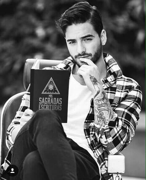 "Pensamos en Maluma porque es un personaje cercano a justamente el público joven que quizás no conozca a Albert Camus, pero identifiqué al señor Maluma", dijo el director de Relaciones Públicas del INBA, Roberto Perea, en entrevista con una estación de radio mexicana.